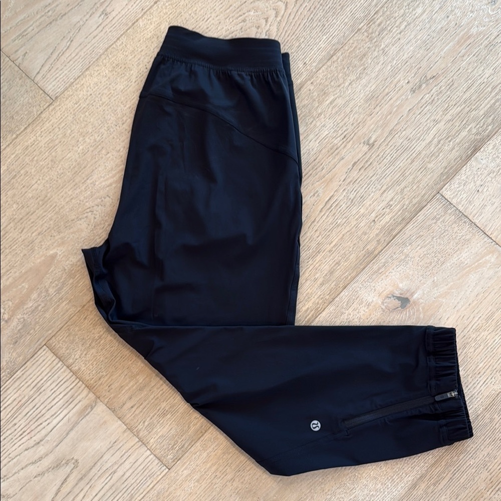 LIKE NEW: Women’s Lululemon Jogger, size 6, never worn